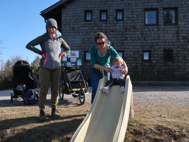 Hannelore, Sabine und Nils beim &Ouml;hler-Schutzhaus, 1.028 m