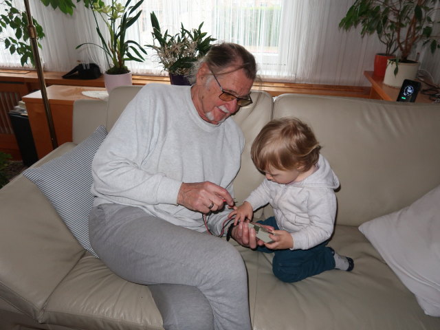 Papa und Nils im Haus meiner Eltern