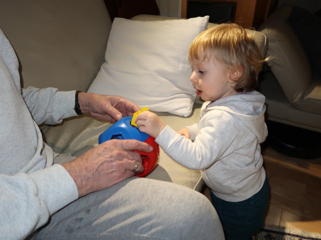 Papa und Nils im Haus meiner Eltern