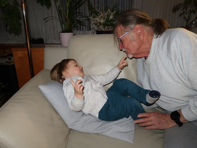 Nils und Papa im Haus meiner Eltern