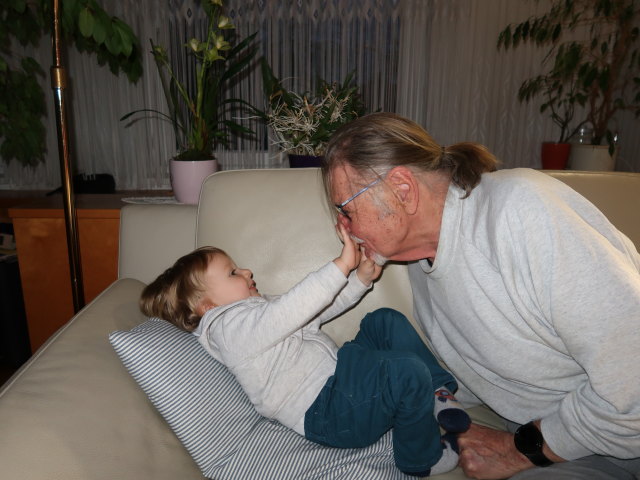 Nils und Papa im Haus meiner Eltern