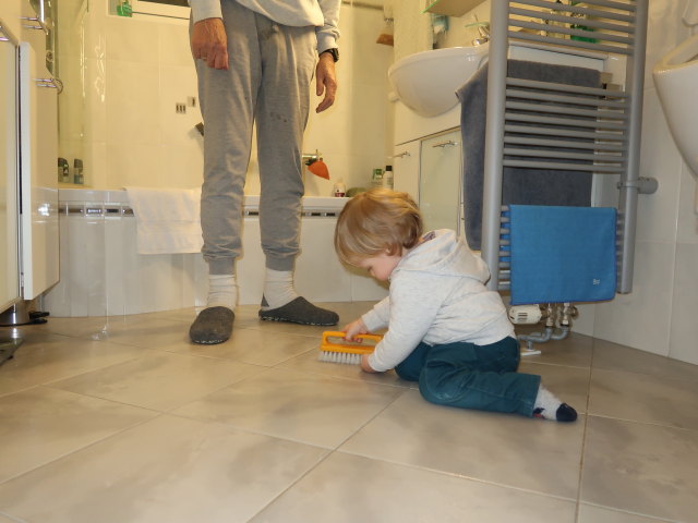 Papa und Nils im Haus meiner Eltern