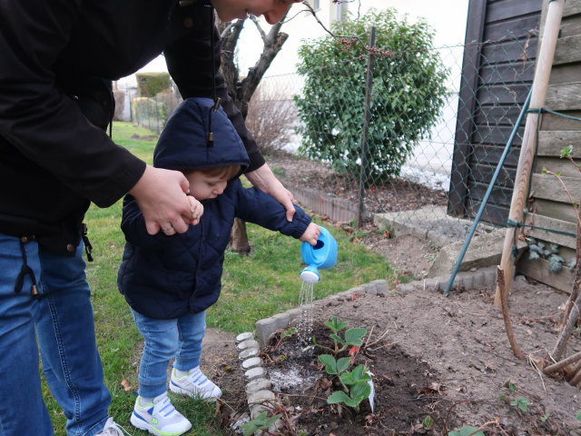 Sabine und Nils im Garten meiner Eltern