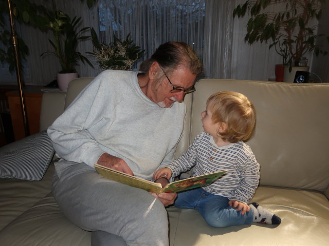 Papa und Nils im Haus meiner Eltern