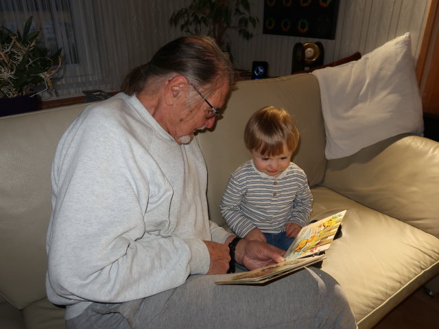 Papa und Nils im Haus meiner Eltern