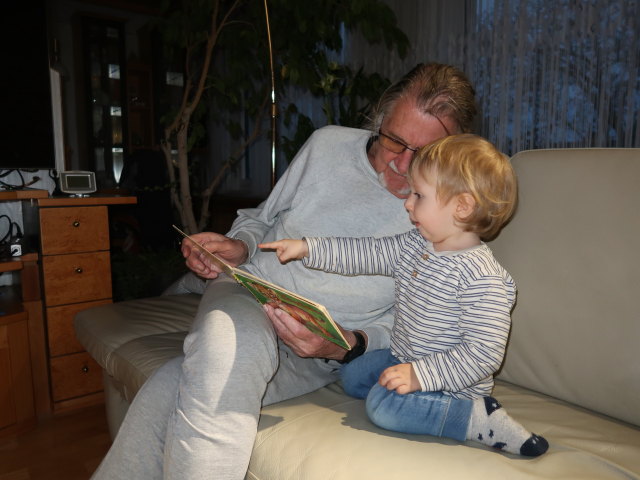 Papa und Nils im Haus meiner Eltern