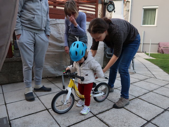 Papa, Mama, Nils und Sabine im Garten meiner Eltern (25. M&auml;rz)
