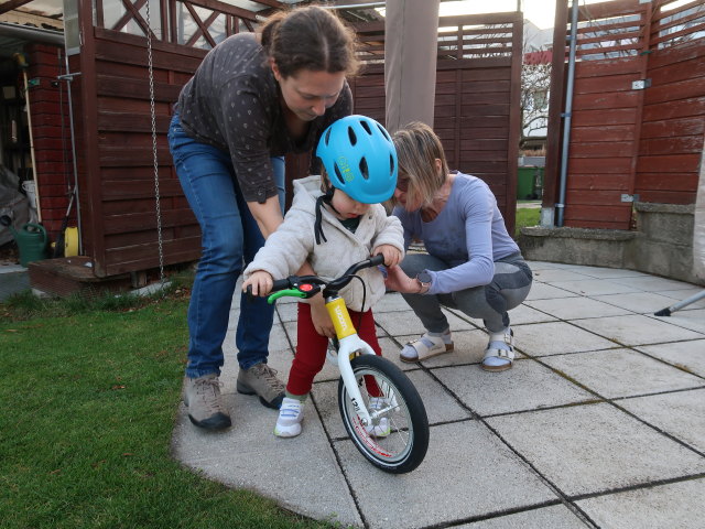Sabine, Nils und Mama im Garten meiner Eltern (25. M&auml;rz)