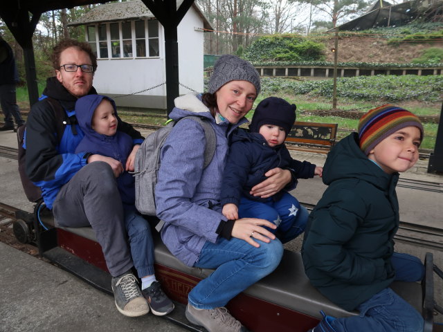 Sabine und Nils in der Gartenbahn