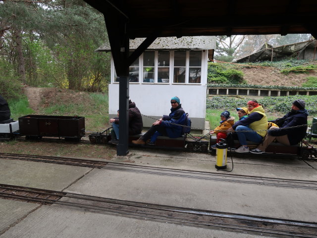 Nils und ich in der Gartenbahn