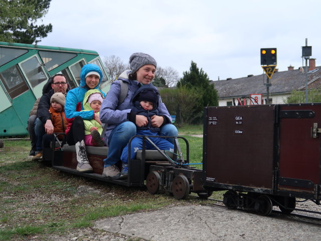 Sabine und Nils in der Gartenbahn