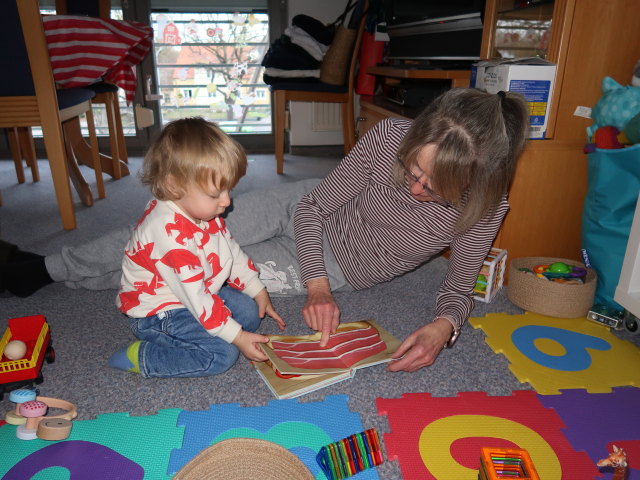 Nils und Mama in unserer Wohnung