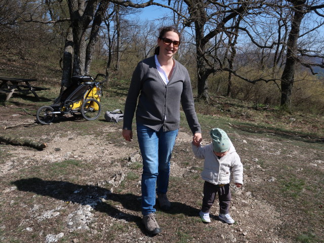 Sabine und Nils bei der K&ouml;hlerhausruine, 571 m