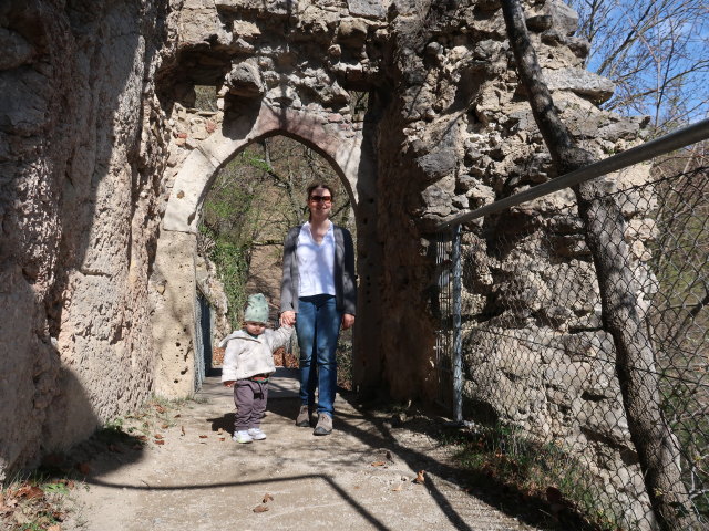 Nils und Sabine in der Ruine Johannstein