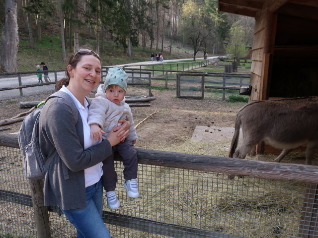 Sabine und Nils beim Kleintiergehege
