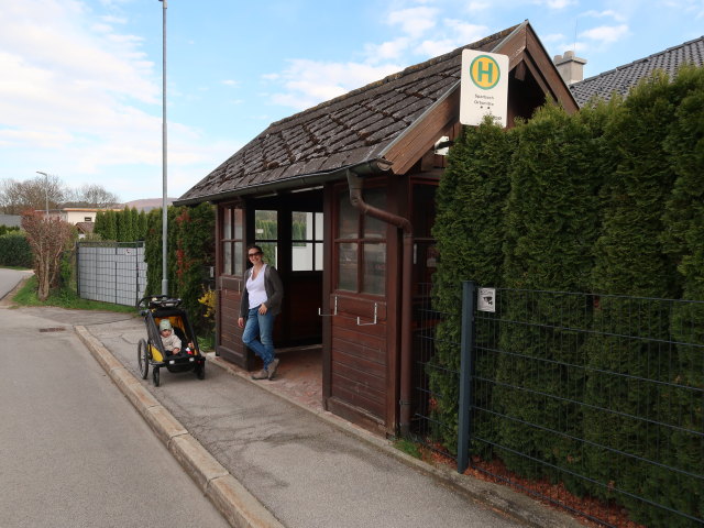 Nils und Sabine in der Haltestelle Sparbach Ortsmitte