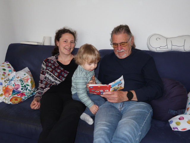 Sabine, Nils und Papa in unserer Wohnung