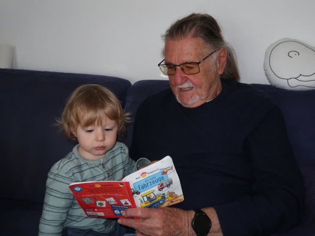Nils und Papa in unserer Wohnung