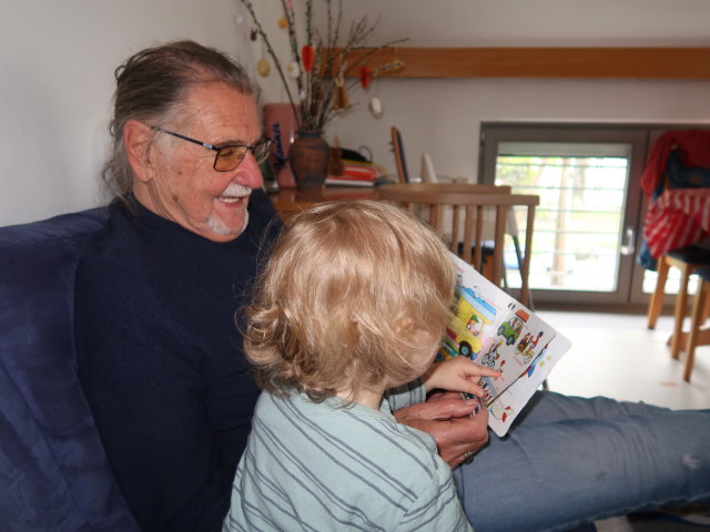 Papa und Nils in unserer Wohnung