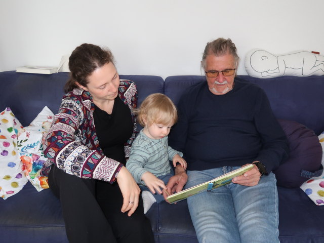 Sabine, Nils und Papa in unserer Wohnung