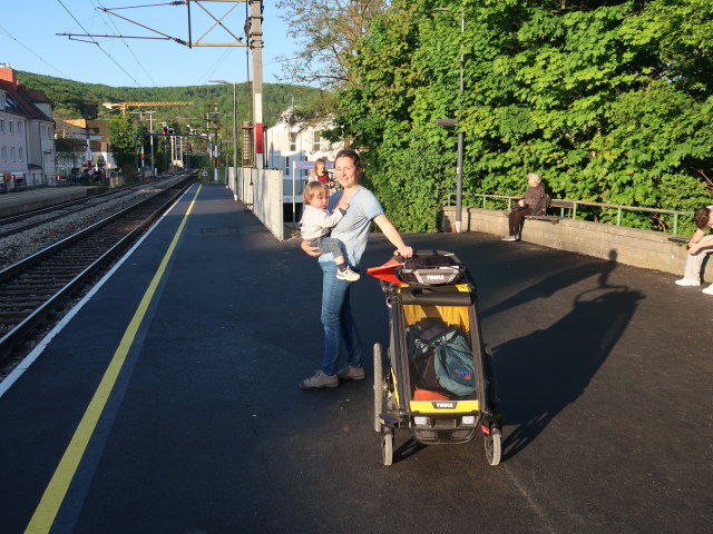 Nils und Sabine im Bahnhof Purkersdorf Zentrum, 250 m