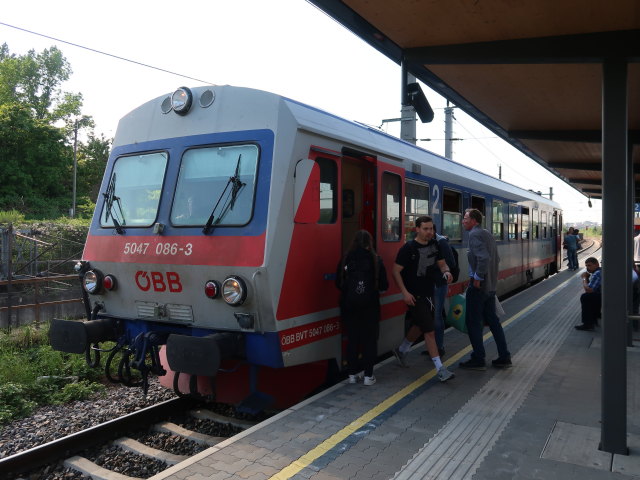 R 7422 in der Haltestelle Wien Grillgasse