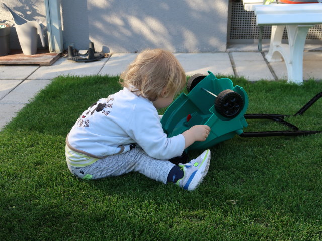Nils im Garten meiner Eltern