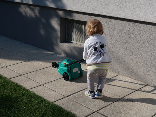 Nils im Garten meiner Eltern