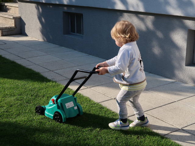 Nils im Garten meiner Eltern
