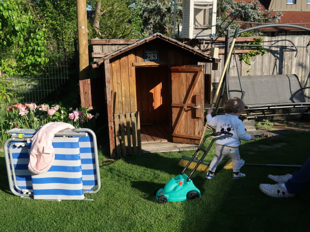 Nils im Garten meiner Eltern