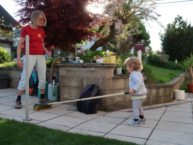 Mama und Nils im Garten meiner Eltern