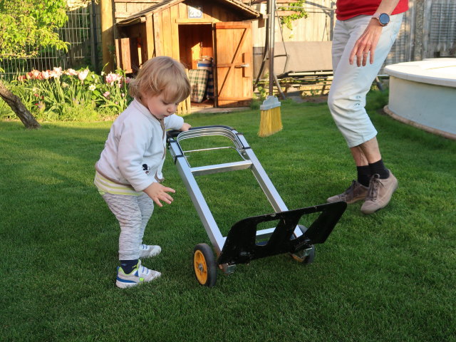 Nils und Mama im Garten meiner Eltern