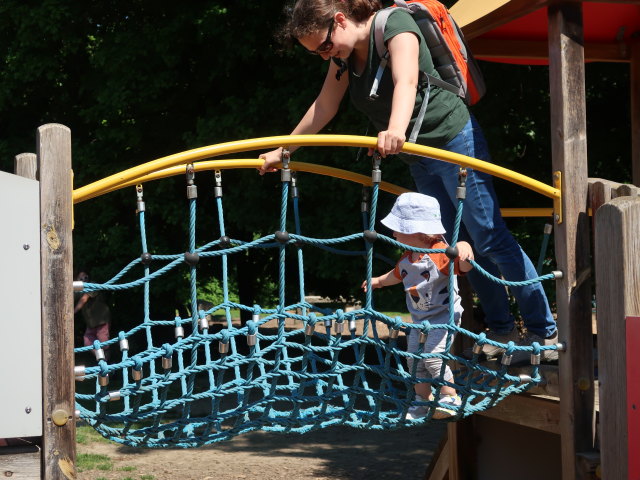 Schlosspark: Sabine und Nils am Spielplatz