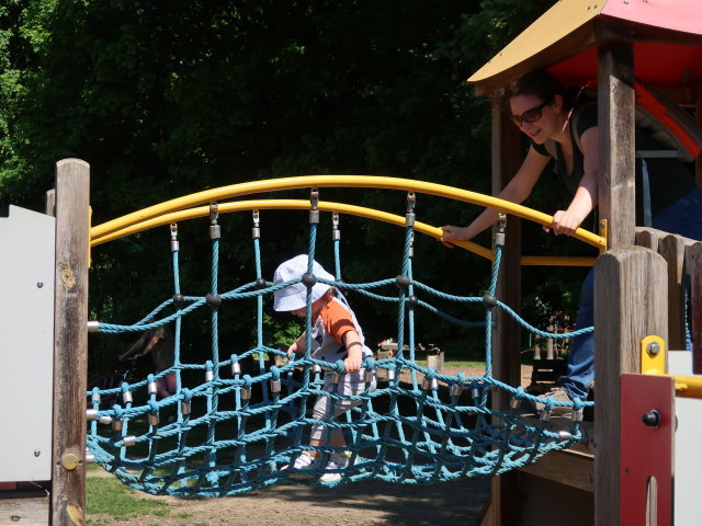 Schlosspark: Nils und Sabine am Spielplatz
