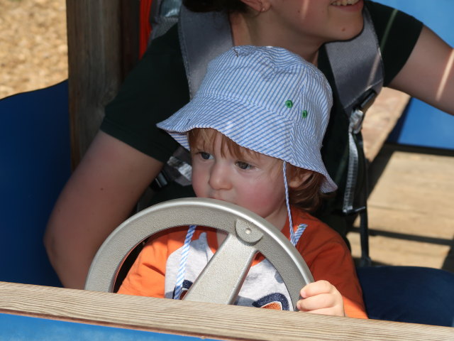 Schlosspark: Nils und Sabine am Spielplatz