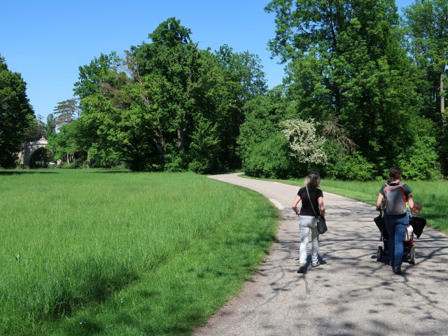 Schlosspark: Mama, Sabine und Nils zwischen Turnierplatz und Eiserner Br&uuml;cke