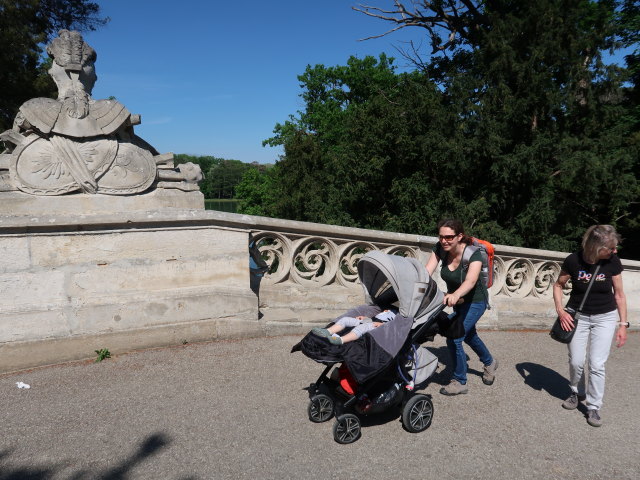 Schlosspark: Nils, Sabine und Mama auf der Gotischen Br&uuml;cke