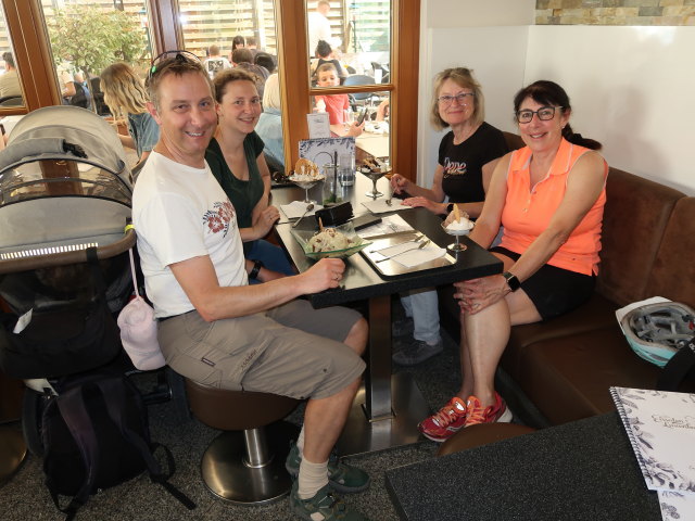 Nils, ich, Sabine, Mama und Ulrike im Eissalon Laxenburg