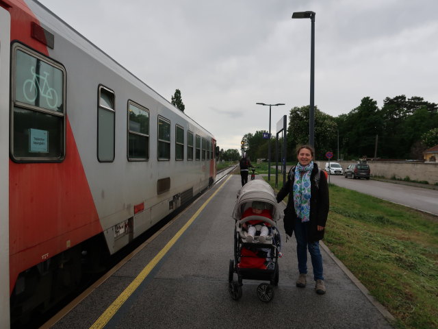 Nils und Sabine in der Haltestelle M&ouml;llersdorf Aspangbahn, 196 m