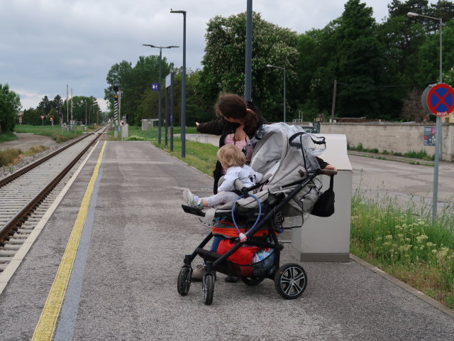 Nils und Sabine in der Haltestelle M&ouml;llersdorf Aspangbahn, 196 m