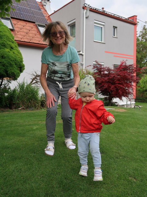 Mama und Nils im Garten meiner Eltern