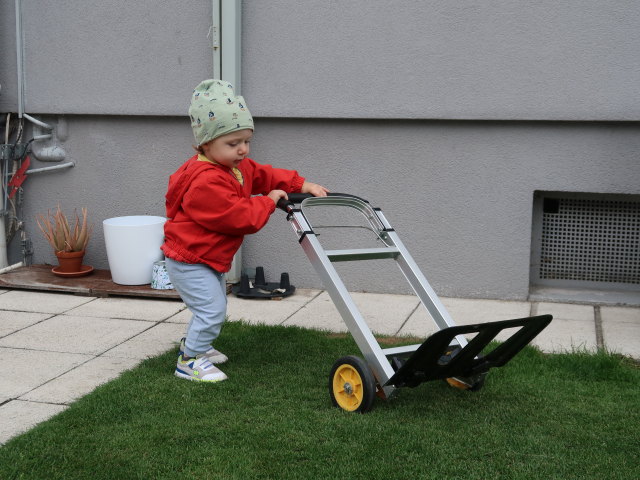 Nils im Garten meiner Eltern