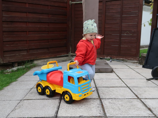 Nils im Garten meiner Eltern