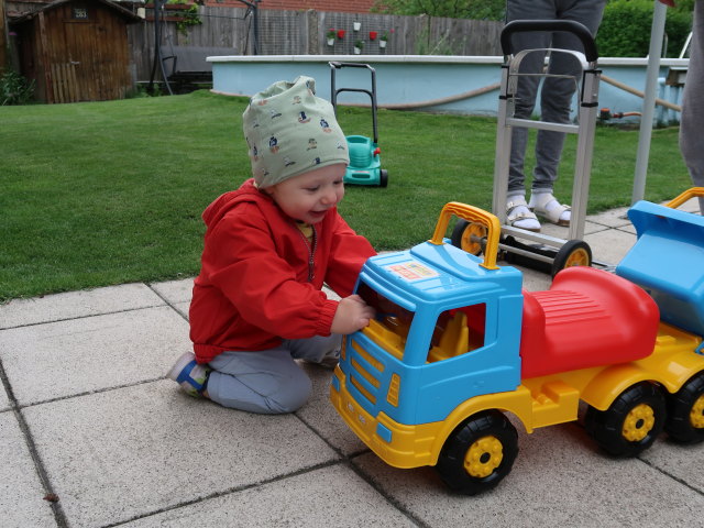 Nils und Mama im Garten meiner Eltern