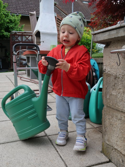 Nils im Garten meiner Eltern