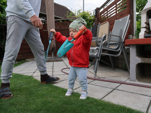 Papa und Nils im Garten meiner Eltern