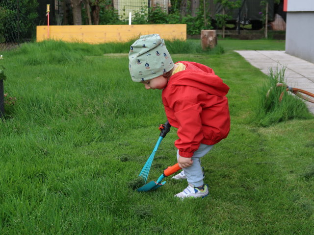Nils im Garten meiner Eltern