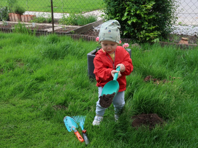 Nils im Garten meiner Eltern