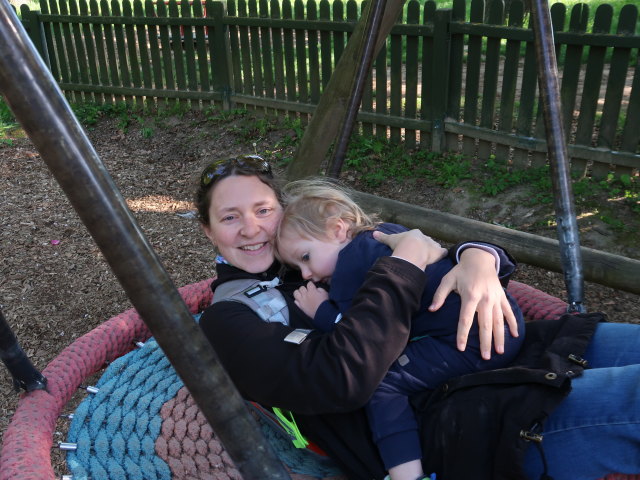 Sabine und Nils am Erlebnisspielplatz Schlosspark Wolkersdorf