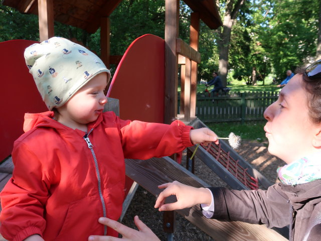 Nils und Sabine am Erlebnisspielplatz Schlosspark Wolkersdorf